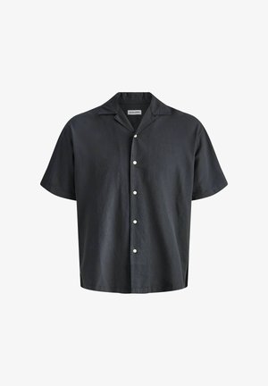 Melna īss piedurkņu krekls ar pogām un camp tipa apkakli, baltas pogas un brīvs piegriezums, attēlots uz vienkārša balta fona.