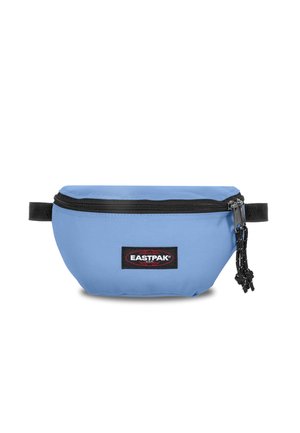 Riñonera Eastpak de color azul claro con cremallera negra y correa ajustable, que presenta un parche de logo en el frente y tiradores de cremallera dobles.