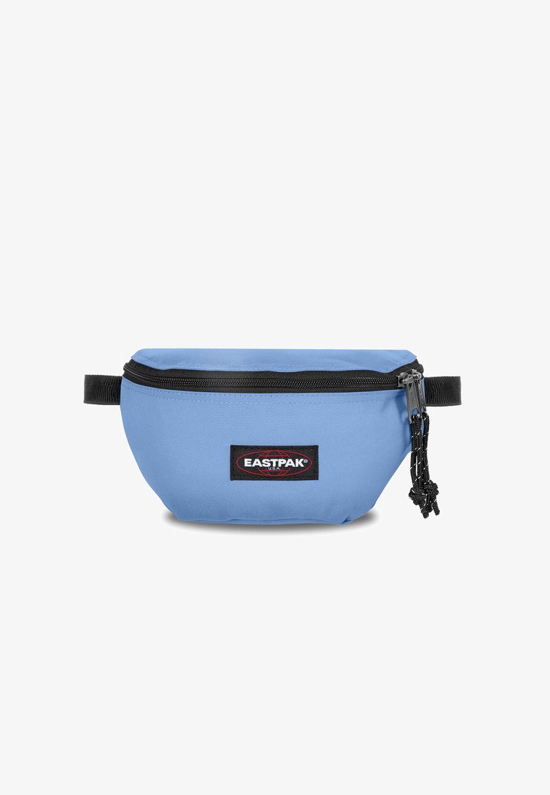 Světle modrá ledvinka Eastpak s černým zipem a nastavitelným popruhem, která má vpředu logovou nášivku a dvojitá táhla zipu.