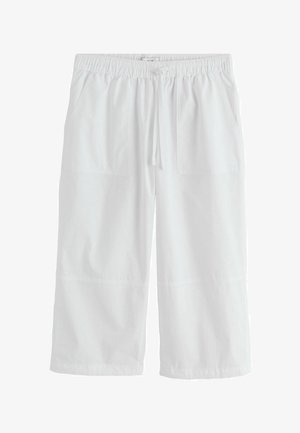 Fehér elasztikus derékú, rövidített nadrágak húzózsinórral és két első foltzsebbel, bő szabással és egyenes szárakkal.