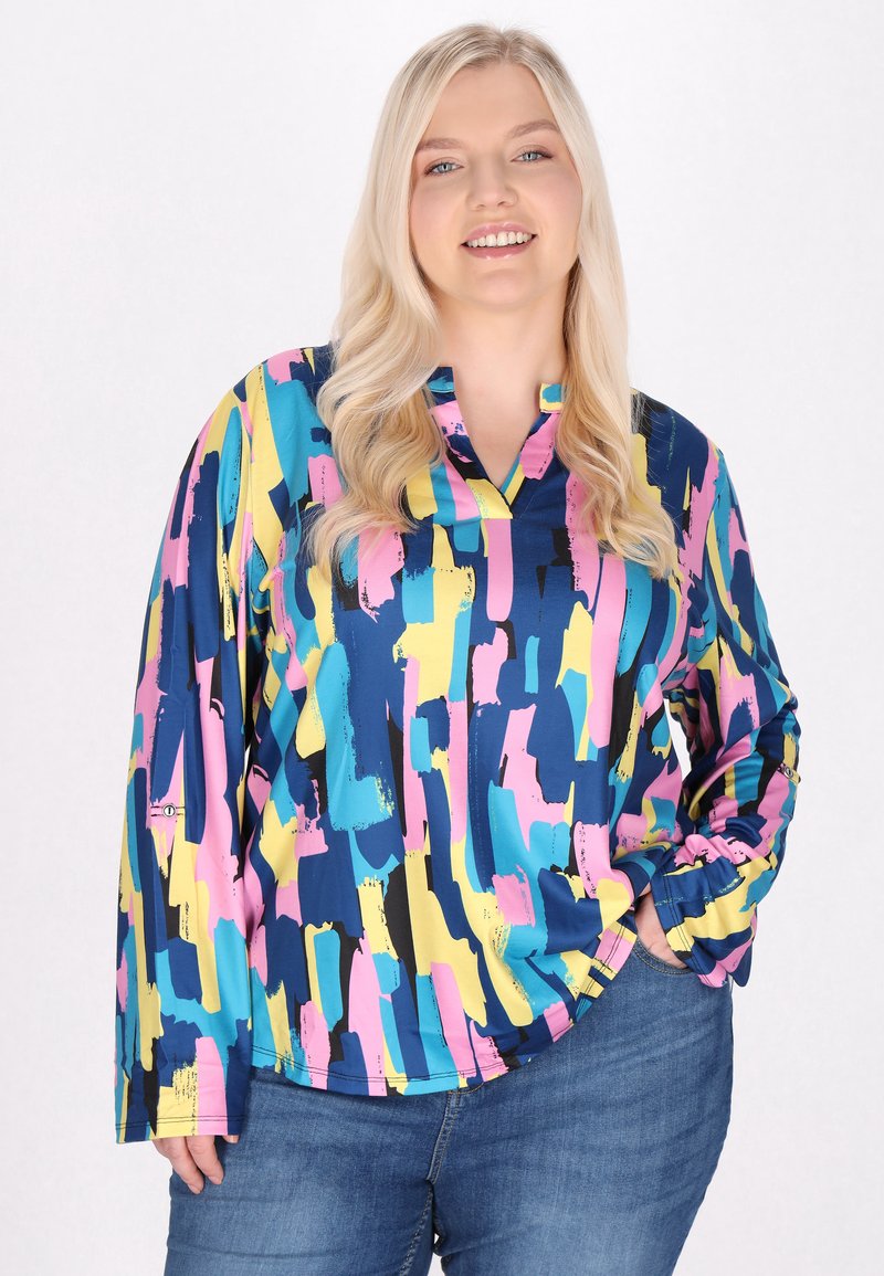 Blusa a maniche lunghe di colore blu con un motivo astratto multicolore a pennellate, con scollatura a V e tessuto morbido e liscio.