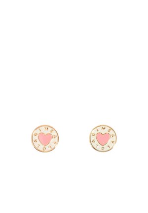 Pendientes circulares en tono dorado con un corazón rosa en el centro, con el texto "IMBAY" alrededor del borde, acabado en esmalte, textura suave.