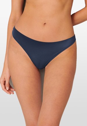 Bas de bikini bleu marine avec un design classique à taille basse, texture de tissu lisse et couverture minimale sur les côtés.