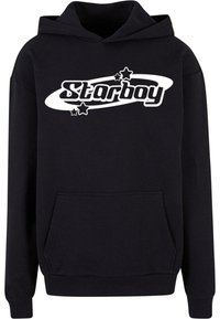 Sudadera con capucha negra que presenta un gráfico blanco de "Starboy" con estrellas, un bolsillo canguro y puños y dobladillo acanalados.