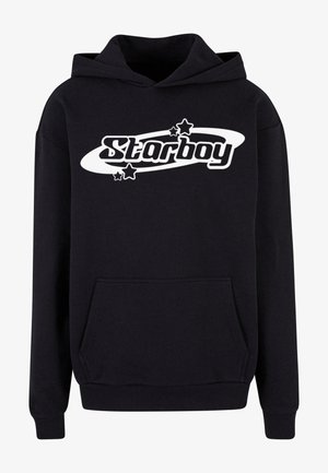 Mustmusträid, millel on valge "Starboy" graafika tähtedega, kenguru tasku ning soonikkoesed varrukad ja ääred.