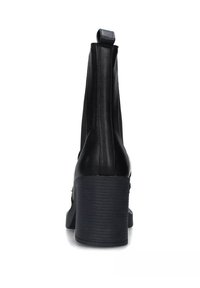 Stivaletti neri alla caviglia in pelle liscia, con tacco a blocco alto e una linguetta sul retro per facilitare l'indossamento.