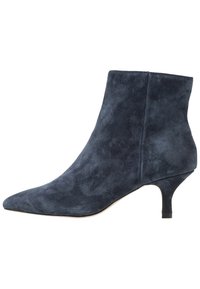 Botín de ante azul marino con punta afilada y tacón cónico. Textura lisa con mínima costura y una silueta elegante.