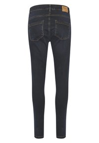 Jeans de mezclilla azul oscuro con un corte ajustado, que cuentan con cinco bolsillos, costuras claras y una etiqueta de marca de cuero en la cintura.