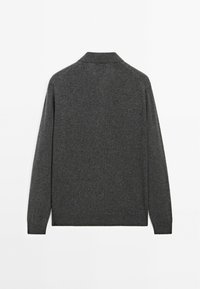 Dunkelgrauer Langarm-Polo-Pullover mit Kragen. Weicher Strickstoff, minimalistisches Design und gerippte Strickbündchen sowie Saum. Keine sichtbaren Verzierungen.