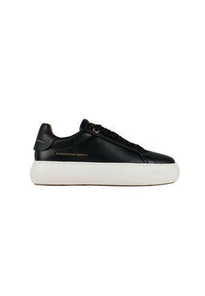 Czarny, niski skórzany sneaker z grubą białą podeszwą, czarnymi sznurowadłami i złotym napisem "Alexander Smith" na boku i na pięcie.
