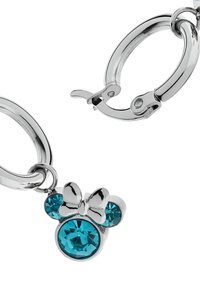 Ohrringe in Silberfarbe mit einer Schleife und drei türkisfarbenen Strasssteinen, kreisförmiges Design mit einem Karabiner-Verschluss.