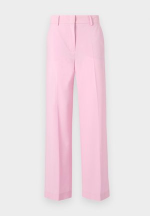 Pantaloni ampi di colore rosa chiaro, con una texture liscia, dotati di una vita standard e pieghe definite lungo la parte anteriore per dare struttura.