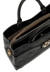 Zwarte leren handtas met een gestructureerde afwerking, dubbele handvatten, gouden hardware en een met rits afsluitbaar hoofdvak. Interieur heeft een stoffen voering.