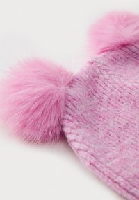 Cappello in maglia rosa con due pompon fluffosi rosa sulla parte superiore, con un motivo testurizzato e un aspetto morbido e accogliente.
