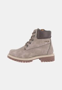 Stivale alla caviglia grigio in suede con colletto in pelle marrone, caratterizzato da occhielli in metallo, lacci e suola in gomma robusta con trazione.