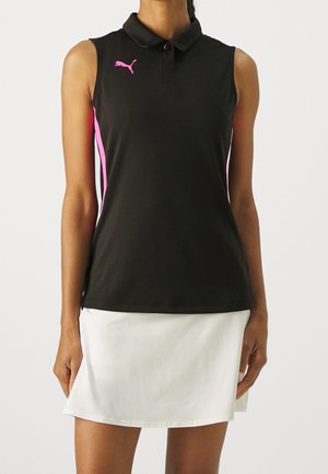 Ärmelloses schwarzes Polohemd mit pinkfarbenen Seitenstreifen und Logo, getragen zu einem weißen Rock, gezeigt an einer stehenden Person, bei der Hals und Oberschenkel abgeschnitten sind.