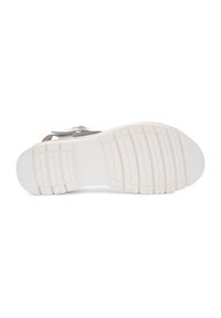 Hvid gummisål med tekstureret slidbane; lysebrune stropper med et metallic sølvaccent. Casual sandaldesign med minimalistisk stil.