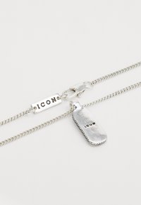 Colier din argint cu două pandantive; unul rectangular cu inscripția "ICON", iar celălalt oval cu margini texturate și gravura "ICON".