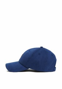Cappellino da baseball blu navy realizzato in cotone. Presenta una visiera curva, fori di ventilazione e una cintura regolabile sul retro.