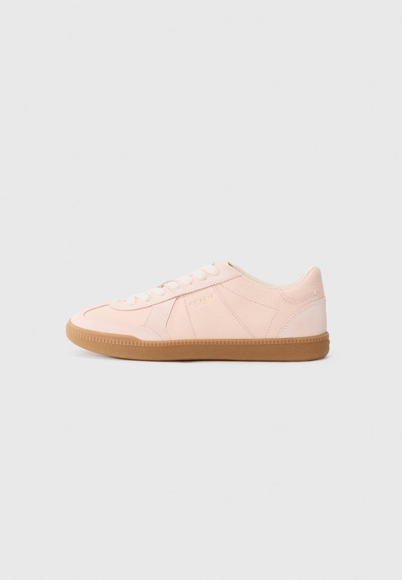 Sneaker rosa chiaro con tomaia in pelle liscia, lacci piatti e suola in gomma beige a contrasto. Logo del marchio discreto sul lato.