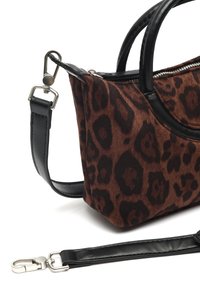 Smeđa torba s leopard uzorkom s crnim kožnim detaljima i ručkama. Sadrži odvojivi crni remen i srebrne metalne dijelove.