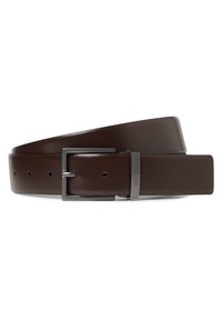 Brauner Lederbelt mit glatter Oberfläche, ausgestattet mit einer rechteckigen silberfarbenen Schnalle und mehreren Anpassungslöchern für die richtige Passform.