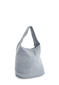 Hellgraue Wildleder-Hobo-Tasche in runder Form, mit weicher Textur und einem einzigen Tragegurt. Verfügt über Nahtdetails an der Vorderseite.