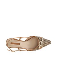 Scarpa slingback a punta con tomaia intrecciata marrone, cinturino regolabile e dettagli in metallo dorato. Soletta beige liscia con logo.