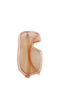 Przezroczyste brzoskwiniowe okulary przeciwsłoneczne o unikalnym falistym wzorze, z dużymi soczewkami i cienkimi, elastycznymi zausznikami. Gładka faktura i nowoczesna sylwetka.