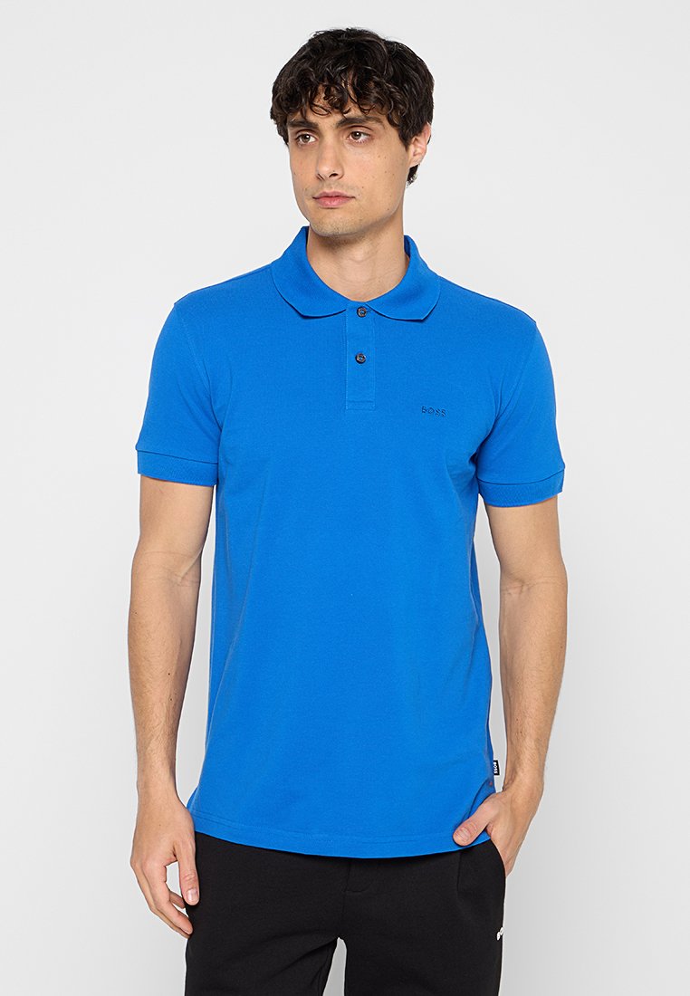 Blauwe polo met een klassieke kraag, drie-knopen sluiting en klein logo. Korte mouwen en zachte textuur, geschikt voor casual kleding.