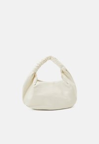 Bolso de mano de imitación cuero blanco y suave, con forma curva y asa de tela recogida. Presenta una textura lisa y un diseño minimalista.