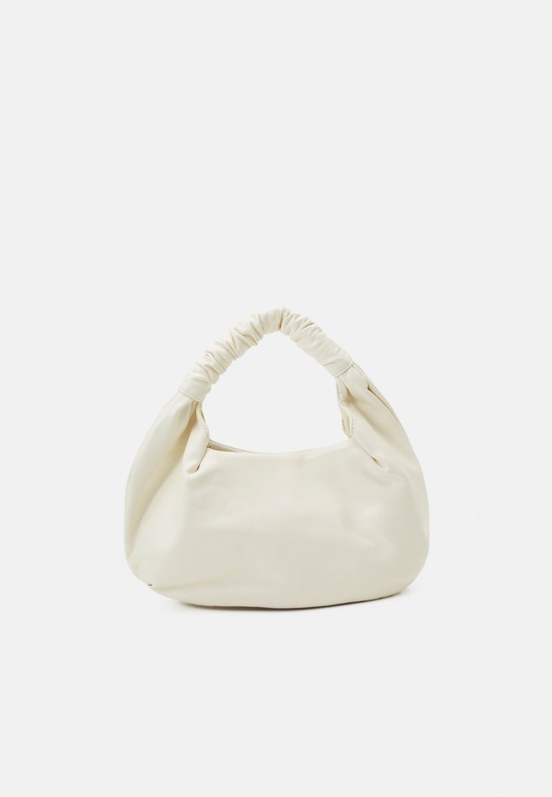Bolso de mano de imitación cuero blanco y suave, con forma curva y asa de tela recogida. Presenta una textura lisa y un diseño minimalista.