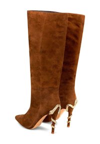 Botas de ante marrón hasta la rodilla con punta afilada y tacón dorado en forma de serpiente. La textura suave y el diseño elegante realzan la apariencia general.