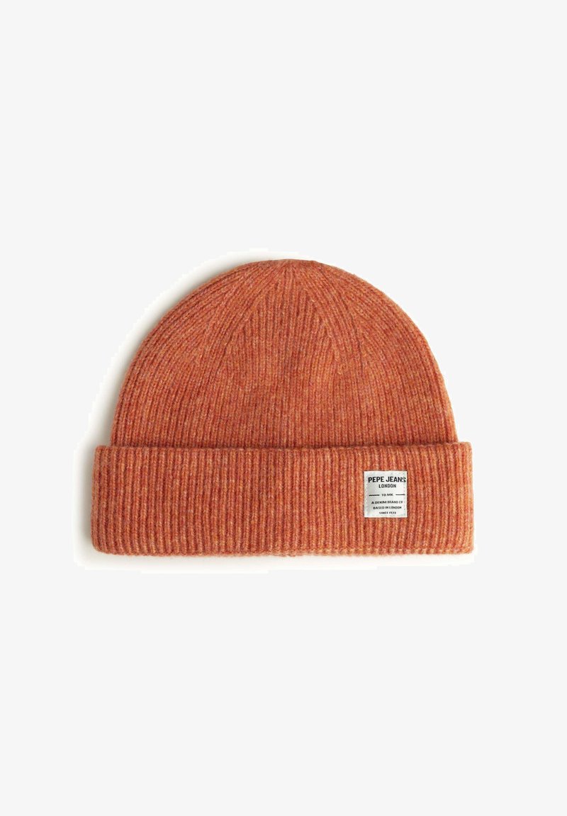 Orange ribbet strikket hue med foldet kant og et vævet mærke, der detaljerer "PEPE JEANS LONDON" på forsiden. Blød tekstur.