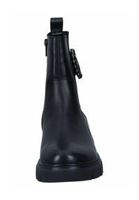 Botín negro de cuero con un acabado liso, puntera redondeada y un distintivo acento de cadena en el lateral. Cuenta con una suela resistente.