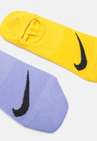 Nike Performance EVERYDAY PLUS FOOTIE 3 PACK - Meias de desporto - light thistle(black)/yellow ochre(black)/ironstone(black)