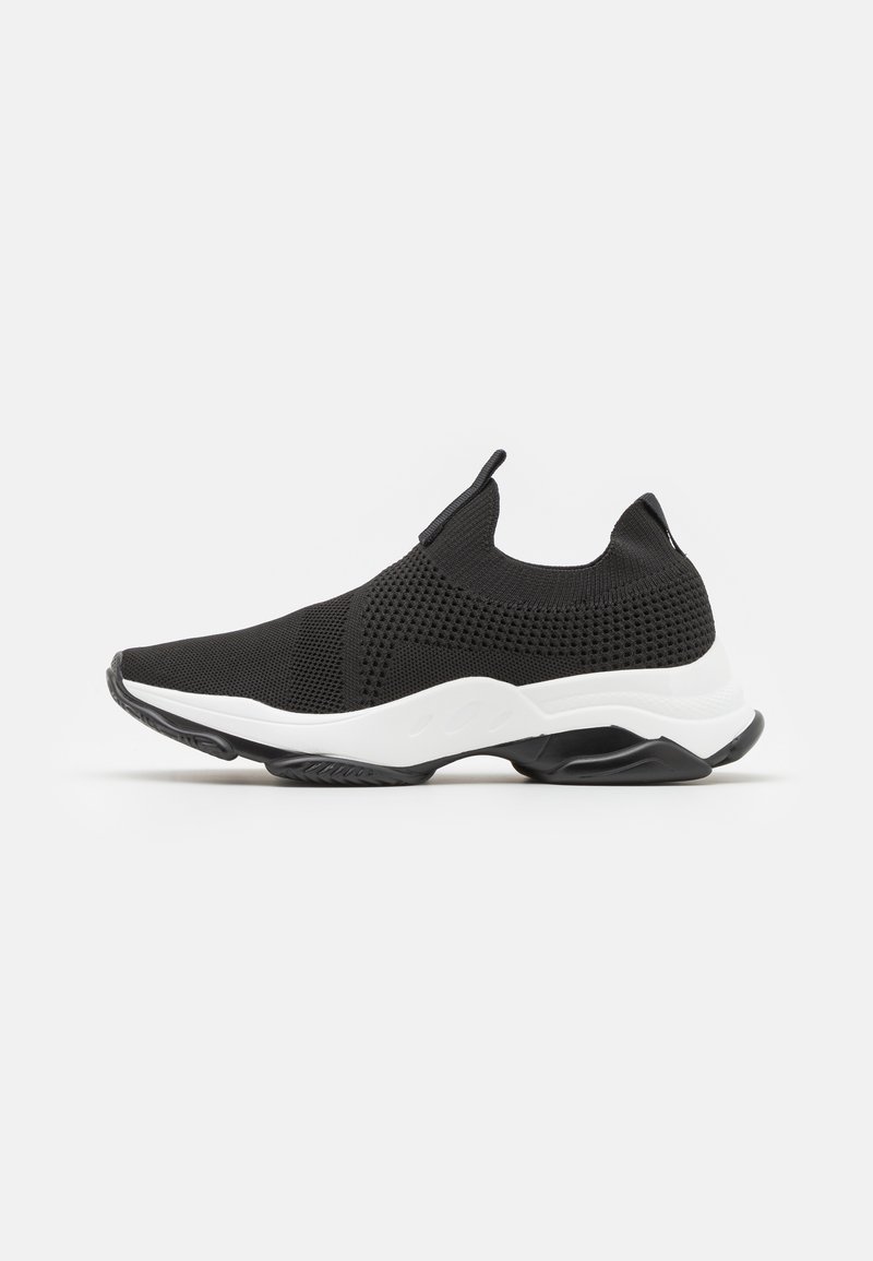Fekete hálós sportcipő, slip-on kialakítással, fehér középtalppal, mely texturált díszítéssel rendelkezik, és gumitalppal a tapadás érdekében.