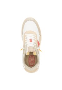 Weißes Leinenschuh mit beigen Wildlederelementen, roten und orangefarbenen Akzenten sowie weißen Schnürsenkeln. Verfügt über eine gepolsterte Innensohle mit Logo.