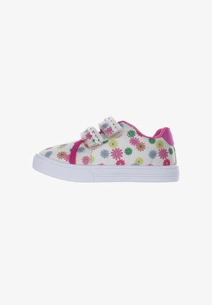 Zapatillas infantiles con parte superior de tela blanca decorada con coloridos patrones de flores, acentos en rosa y dos tiras de velcro. Suela de goma blanca.