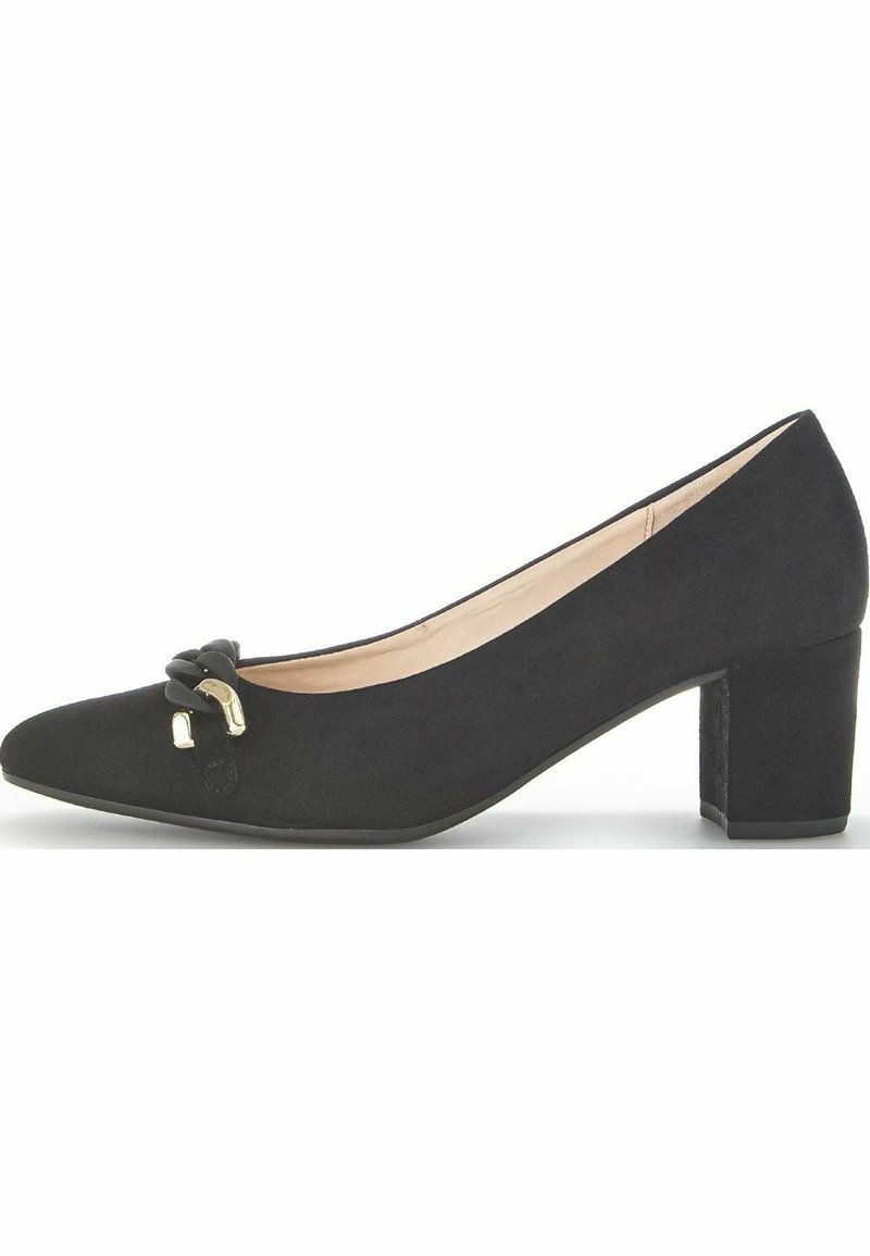 Escarpin en daim noir à talon bloc, bout arrondi avec chaîne noire décorative et accents dorés à l'avant.