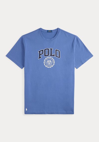 Μπλε T-shirt με κοντά μανίκια με κείμενο "POLO" και κυκλικό λογότυπο Polo Ralph Lauren New York στο στήθος, μικρό λευκό λογότυπο αλόγου κοντά στο στρίφωμα.