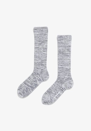 Graue Crew-Socken mit einer melierten Textur, die eine Mischung aus hellen und dunklen Fasern zeigt, geripptem Bündchen und einem subtilen, weichen Finish.