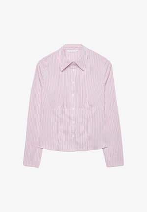 Ružová košeľa s dlhým rukávom zapínaná na gombíky s vertikálnymi pruhmi v bielej, čiernej a tmavoružovej farbe a so špicatým golierom.