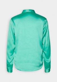Camicia di satin turchese con maniche lunghe, colletto a punta e orlo curvo. Tessuto liscio con finitura lucida e polsini con bottoni.