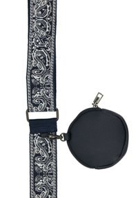 Cinghia a tracolla blu navy con motivo paisley bianco e pochette rotonda in pelle blu navy attaccata, con zip e clip metallica.
