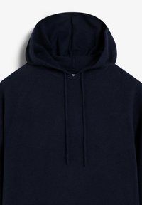Sudadera azul marino hecha de una tela suave, con cordón ajustable, mangas raglán y un diseño clásico con una capucha amplia.
