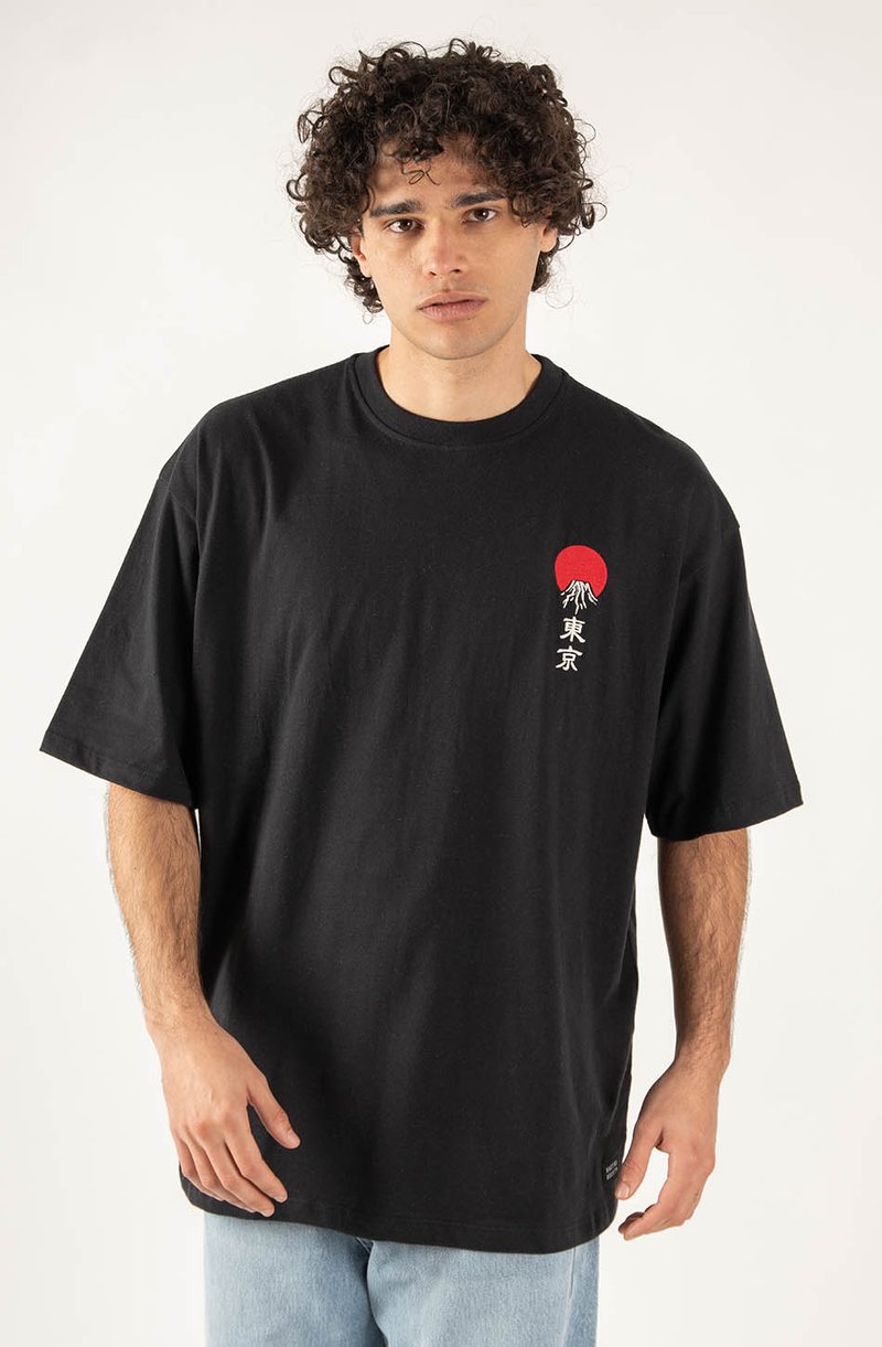 Zwarte katoenen t-shirt met korte mouwen, voorzien van een rode zonafbeelding en Japanse tekst op de linkerkant van de borst, in een relaxte pasvorm.