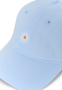 Casquette de baseball bleu clair avec petite marguerite blanche brodée avec un centre jaune sur le panneau avant.