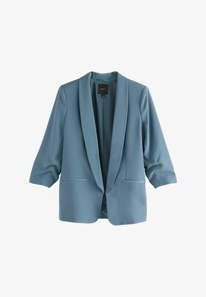 Sacou de damă albastru deschis, cu mâneci trei sferturi, guler tip șal și două buzunare frontale tip fanta, atârnat pe un fundal alb.