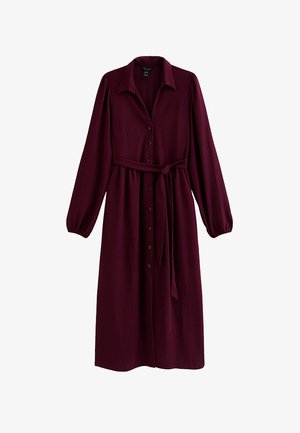 Vestido burdeos de manga larga con cuello, abertura frontal con botones y cinturón a juego del mismo tejido. Tela texturizada con mangas fruncidas y longitud midi.
